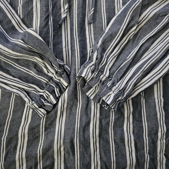Old Navy Striped Blue and White Women's Top. Size XS - Picture 6 of 7